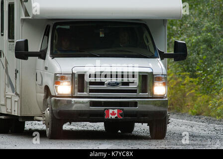 Le camping-car sur la route de gravier dans la forêt nationale de Tongass, Alaska, USA Banque D'Images