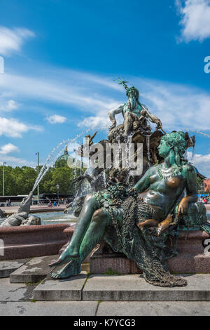 Neptunbrunnen ou fontaine de Neptune à la place Alexanderplatz, Berlin, Allemagne Banque D'Images