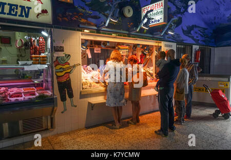 Zahara de los atunes, les marchands de l'intérieur, Marché couvert Mercado de Abastos, du thon, de l'alimentation, de l'Andalousie, espagne. Banque D'Images