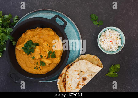 Poulet korma indien délicieux avec du riz et du beurre naan, vue d'en haut Banque D'Images