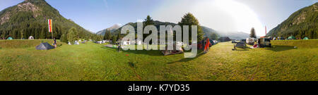 Klagenfurt, Autriche - 27.08.2017 : vue panoramique de remorques camping sous le Grossglockner Mountain dans le parc national du Hohe Tauern Banque D'Images