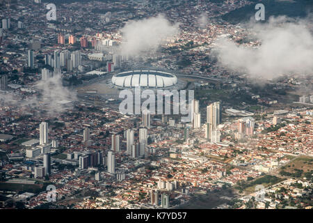 Photographie aérienne de la ville de Natal, Rio Grande do Norte, Brésil. plusieurs bâtiments et une tour arena das Dunas stade de football (soccer) Banque D'Images
