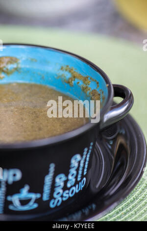 Callaloo servi sur un bol de soupe de légumes verts. ragoût, aliment de base dans la région des Caraïbes, y compris la Trinité-et-Tobago. servi chaud et épicé comme partants ou Banque D'Images