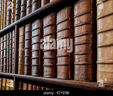 Livres à main dans l'ancienne bibliothèque Banque D'Images