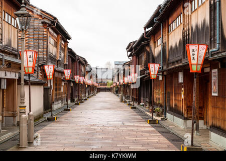 Populaire Higashi Chaya, zone touristique de Kanazawa, Japon. Période Edo, rue vide avec des maisons traditionnelles en bois et les magasins. Ciel couvert après la pluie. Banque D'Images