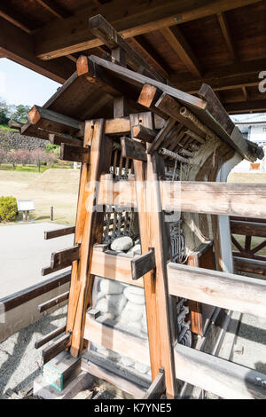 Le château de Kanazawa, Japon. Couvert en plein air de l'écran Vue en coupe de mur de château dobei montrant le détail de la construction, à la fois entre et le long. Banque D'Images