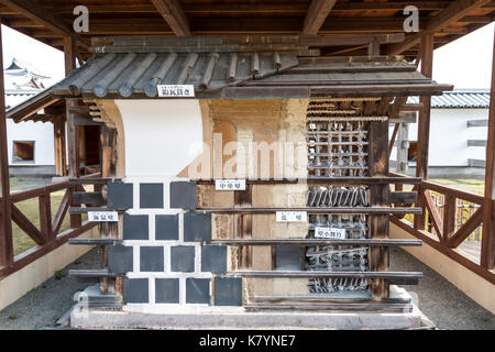 Le château de Kanazawa, Japon. Couvert en plein air de l'écran Vue en coupe de mur de château dobei montrant le détail de la construction, à la fois entre et le long. Banque D'Images