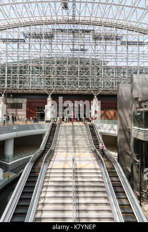 Le Japon, la gare de Kanazawa. Dome, de l'intérieur. Motenashi Mesures à l'échelle de sous-sol, avec entrée de station principale ci-dessus. Dome est en verre. La journée. Banque D'Images