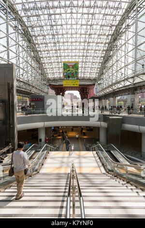 Motenashi Dome. Étapes et escalator au sol, tandis qu'en arrière-plan est la porte, la porte tambour Tsuzumi, célèbre monument. La gare de Kanazawa, Japon. Banque D'Images