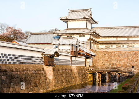 Le château de Kanazawa, Japon. Reconstruit le Taiko-bei mur avec Daishi windows, icho Hashizume-no-mon gate avec Tsuzuki Yagura, tourelle, et l'intérieur des douves. Banque D'Images