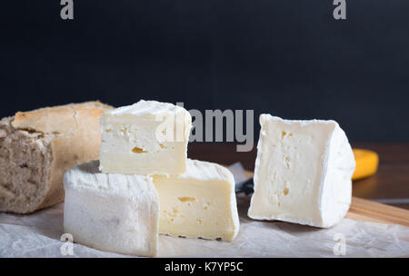 Le fromage avec du vin de table et du pain Banque D'Images