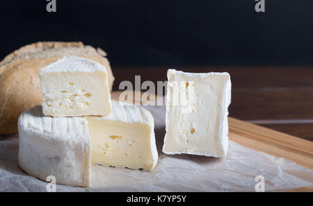 Le fromage avec du pain sur une table Banque D'Images