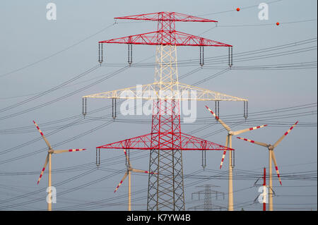 Parc éolien et de lignes haute tension autour de Wien (Vienne), l'Autriche. 24 août 2017 © Wojciech Strozyk / Alamy Stock Photo Banque D'Images