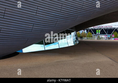 Le Centre Aquatique de Londres au Queen Elizabeth Olympic Park, Londres, UK. West Ham United Stadium en arrière-plan. Banque D'Images