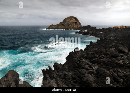 Les vagues de l'océan Atlantique a frappé des rochers sur la côte de l'île de Madère Banque D'Images