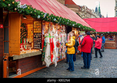 Prague, République tchèque - Le 10 décembre 2015 : Marché de Noël à la place de la vieille ville de Prague. Banque D'Images