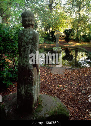 Lady's Well, Holystone, Northumberland : voir NE de la pierre, bordée d'une piscine en forme de cartes à jouer qui a été réparé et orné d'une croix dans le C18e. Banque D'Images
