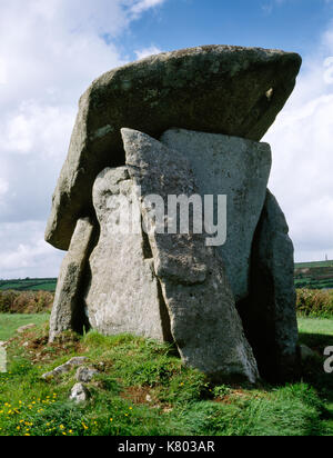 Voir SW de Trethevy Quoit portal dolmen, Cornwall : une tombe néolithique chambré alignés E-W avec chambre funéraire, antichambre & granit massif capstone. Banque D'Images