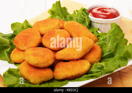 Nuggets de poulet et sauce sur un fond de bois Banque D'Images