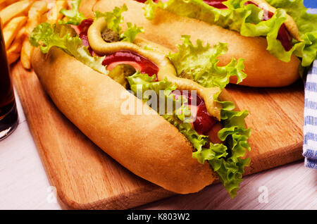 Close up of hot dog avec les quartiers de pommes de terre. restauration rapide. Banque D'Images