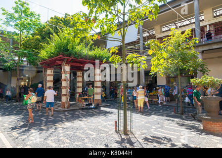 Paris, France - 12 septembre 2017 : les touristes se rendant sur le marché aux légumes de la célèbre mercado dos lavradores à Funchal, capitale de madei Banque D'Images