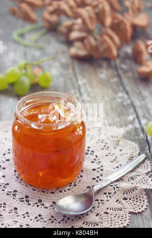 Slatko - confiture de raisin blanc (doux), Désert traditionnelle serbe ; raisins blancs au sirop dans un bocal en verre Banque D'Images