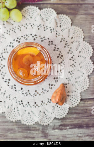 Slatko - confiture de raisin blanc (doux), Désert traditionnelle serbe ; raisins blancs au sirop dans un bocal en verre ; Vue de dessus Banque D'Images