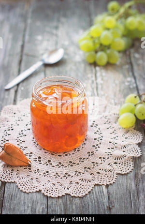 Slatko - Conserves de raisins blancs dans un bocal en verre, sur fond de bois traditionnelle serbe ; désert de raisin blanc ou blanc cerises Banque D'Images