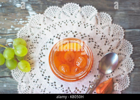 Slatko - Conserves de raisins blancs dans un bocal en verre, gris sur fond de bois traditionnelle serbe ; désert de raisin blanc ou blanc cerises Banque D'Images