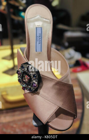 Femme de luxe à Bergdorf Goodman, New York, USA Banque D'Images