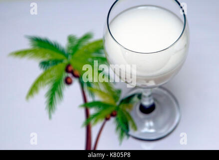 Boire du lait de coco avec du riz par alpro, Londres Banque D'Images