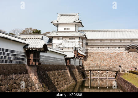 Le château de Kanazawa, Japon. Reconstruit le Taiko-bei mur avec Daishi windows, icho Hashizume-no-mon gate avec Tsuzuki Yagura, tourelle, et l'intérieur des douves. Banque D'Images