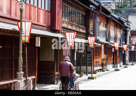 Destination touristique populaire, quartier Higashi Chaya à Kanazawa. Rue bordée des deux côtés par des bâtiments en bois de la période Edo, ryokan, boutiques et auberges. Banque D'Images