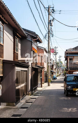 Le Japon, Kanazawa, ruelles étroites une voie rue menant à destination touristique populaire Higashi Chaya. Banque D'Images