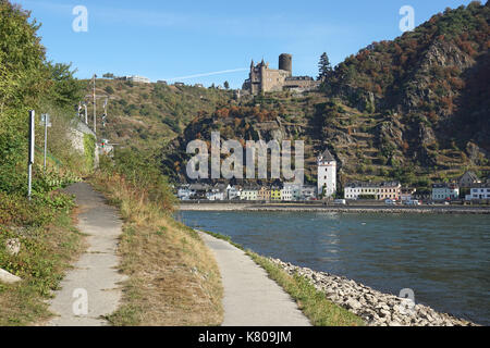 Sankt goarshausen est un village sur la rive orientale du Rhin . à proximité du village sur la colline, se trouvent les ruines du château de Katz. Banque D'Images