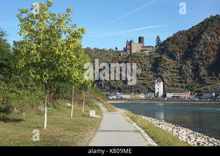 Sankt goarshausen est un village sur la rive orientale du Rhin . à proximité du village sur la colline, se trouvent les ruines du château de Katz. Banque D'Images