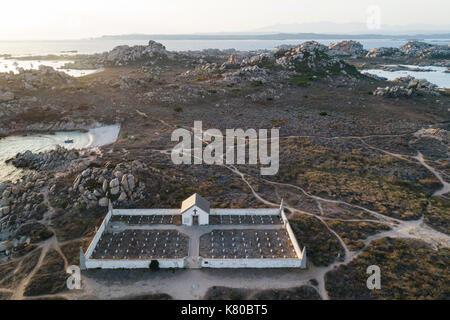 Le cimetière sur l'île principale de l'archipel des Lavezzi, corse en arrière-plan, france Banque D'Images