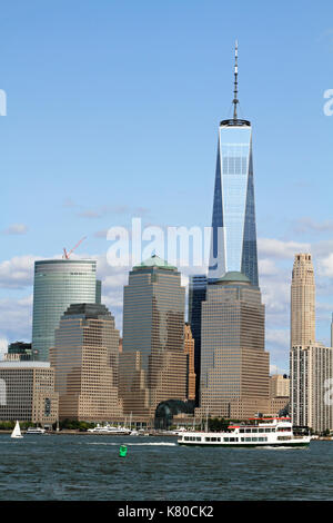 Bateau de croisière Circle Line passant la tour et le Lower Manhattan vu du Liberty State Park, Jersey City, New Jersey, USA Banque D'Images