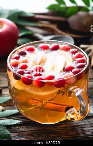 Herbes et épices infusé thé chaud pour les jours froids de l'hiver dans la tasse en verre, vertical gros plan. Banque D'Images