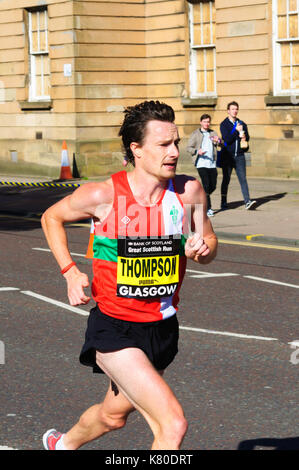 Glasgow, Écosse - 2 octobre, 2016 : Chris Thompson en compétition dans le demi-marathon sur les rues de la ville pendant la grande course écossais Banque D'Images