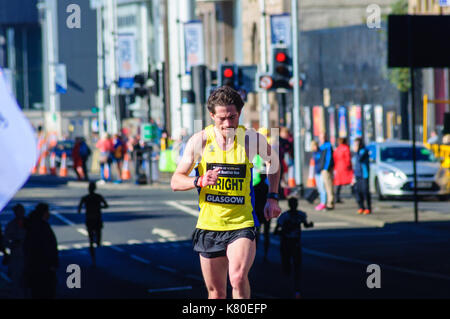 Glasgow, Écosse - 2 octobre, 2016 : runner concurrentes dans le demi-marathon sur les rues de la ville pendant la grande course écossais Banque D'Images