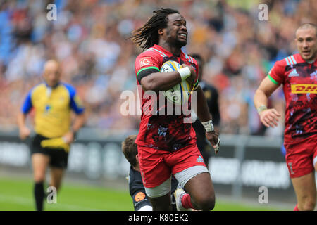 Harlequins marland yarde score essayez des guêpes au cours de l'Aviva premiership match de rugby entre wasps rfc v harlequins f.c le dimanche 17 septembre 2017 Banque D'Images