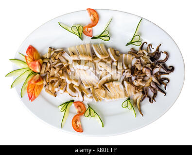 Assiette de calamars grillés - isolé sur fond blanc. studio shot Banque D'Images