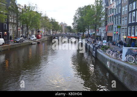 Une photo prise près du quartier rouge à Amsterdam pendant la soirée. c'est l'un des lieux célèbres de la ville. La capture de vrai couleurs néerlandais Banque D'Images
