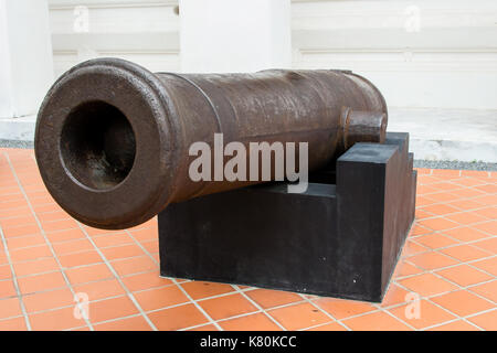 Ancien modèle de canon se tenir dans le domaine de temple à Bangkok, Thaïlande Banque D'Images