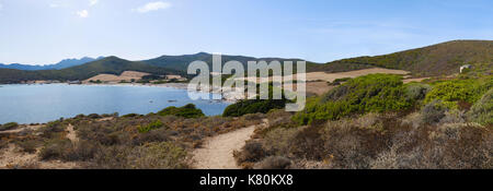 Corse : la mer et maquis méditerranéen le long du sentier des douaniers (sentier des douaniers), 19 km de long chemin côtier sur le cap corse Banque D'Images