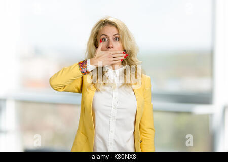 Femme choqué couvrant sa bouche. Banque D'Images