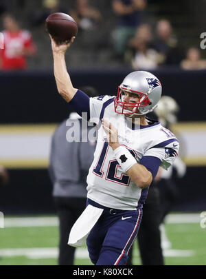 La Nouvelle-Orléans, Louisiane, Etats-Unis. Sep 17, 2017. New England Patriots quarterback Tom Brady se réchauffe avant son match contre les New Orleans Saints à la Mercedes-Benz Superdome à La Nouvelle-Orléans, Louisiane USA le 17 septembre 2017. Crédit : Dan Anderson/ZUMA/Alamy Fil Live News Banque D'Images