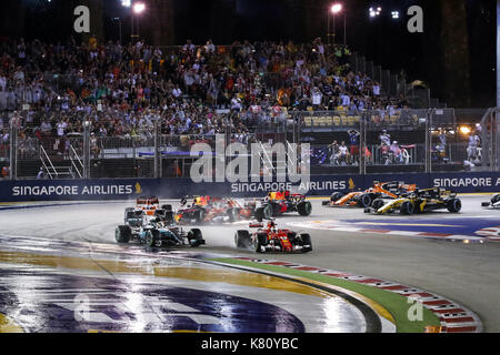 Singapour, Singapour. 17 septembre 2017. Sports motorisés: FIA Formula One World Championship 2017, Grand Prix de Singapour, Start, #5 Sebastian Vettel (GER, Scuderia Ferrari), #44 Lewis Hamilton (GBR, Mercedes Petronas F1 Team), #14 Fernando Alonso (ESP, McLaren Honda), #33 Max Verstappen (NLD, Red Bull Racing), #7 Kimi AMG, #3, Räkoniki, Daniel Rickonardo Ricen (Ferrari), #  (AUS, Red Bull Racing), | Verwendung weltweit crédit : dpa/Alay Live News Banque D'Images