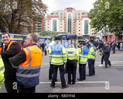 Fulham, London, UK 17 septembre 2017 en dehors des scènes de stade de Stamford Bridge avant le match Arsenal vs chelsea, où les policiers sont très en vue, à la suite de l'incident de la terreur dans la ville voisine de parsons green